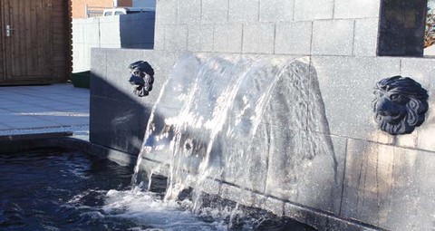 Cascade dans mur freedom